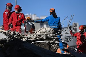 Graikijos žiniasklaidai pranešus, kad Kretoje nukritus uolai, žuvo lietuvė ir sužalotas 9-metis – URM žinia: tai Slovėnijos piliečiai