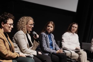 Moterys politikoje: vis dar turime dvimatį moterų vaizdą: „kompetetinga kalė“ arba „miela, bet kvaila“