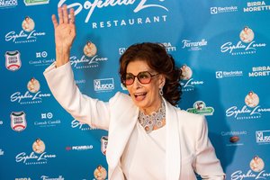 Iš viešumos dingusi 88-erių Sophia Loren sužavėjo savo jaunatviška išvaizda