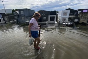 Filipinuose siautėjusios tropinės audros aukų skaičius priartėjo prie 100