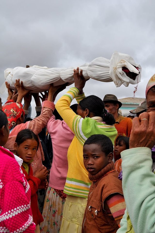  Madagaskaras, mirusiųjų perlaidojimo šventė „Famadihana“.<br>Saveoursmile (Hery Zo Rakotondramanana) - Flickr, CC BY-SA 2.0/Wikipedia nuotr.