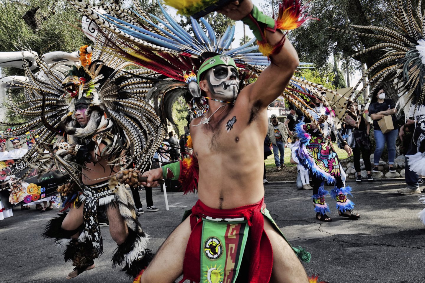  Actekų šokėjai dalyvauja ritualinėje šokių eisenoje, skirtoje Mirusiųjų dienai.<br> AP / Scanpix nuotr.