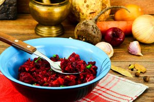 Burokėlių troškinys su daržovėmis ir pievagrybiais: sveika, gardu ir nebrangu