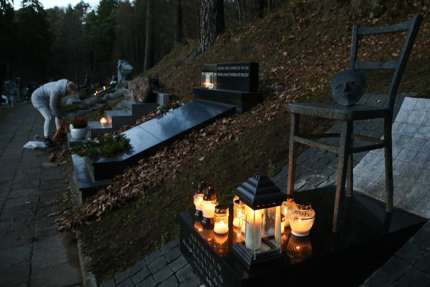 Kadangi lankomų kapų kiekviena šeima turi kelis ar net keliolika, žvakių perkama dešimtimis.<br>R.Danisevičiaus nuotr.