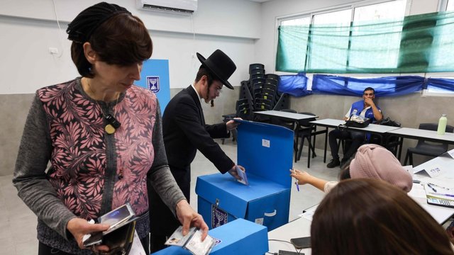 Izraelio gyventojai plūsta į balsavimo vietas: augant smurto bangai sustiprintos saugumo pajėgos