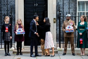 Aplinkosaugos aktyvistai bandė prasiveržti pro JK premjero rezidencijos vartus