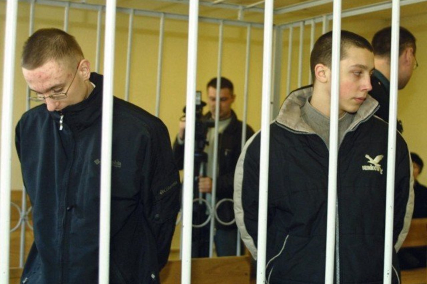 R.Rož­ko­vas (kairėje) bu­vo už­sa­kęs nu­žu­dy­ti vi­są šei­mą — ži­no­mus Klai­pė­dos ad­vo­ka­tus tė­vą Rus­la­ną, mo­ti­ną Liud­mi­lą, vy­res­niuo­sius bro­lius. Padaryti nusikaltimą jis įkalbėjo boksininką A.Strak­šį (dešinėje).
