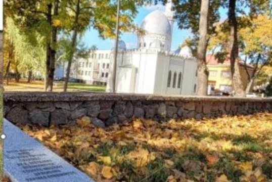 Dvylikoje senųjų totorių kapinių įrengti atminimo ženklai