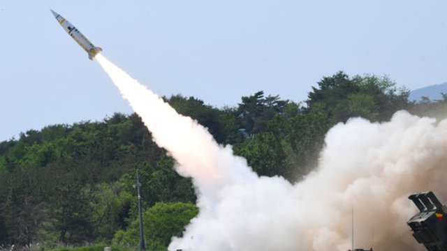 Šiaurės Korėjos veiksmai toliau sėja nerimą: paleista daugiau kaip 10 raketų, viena jų nukrito netoli Pietų Korėjos