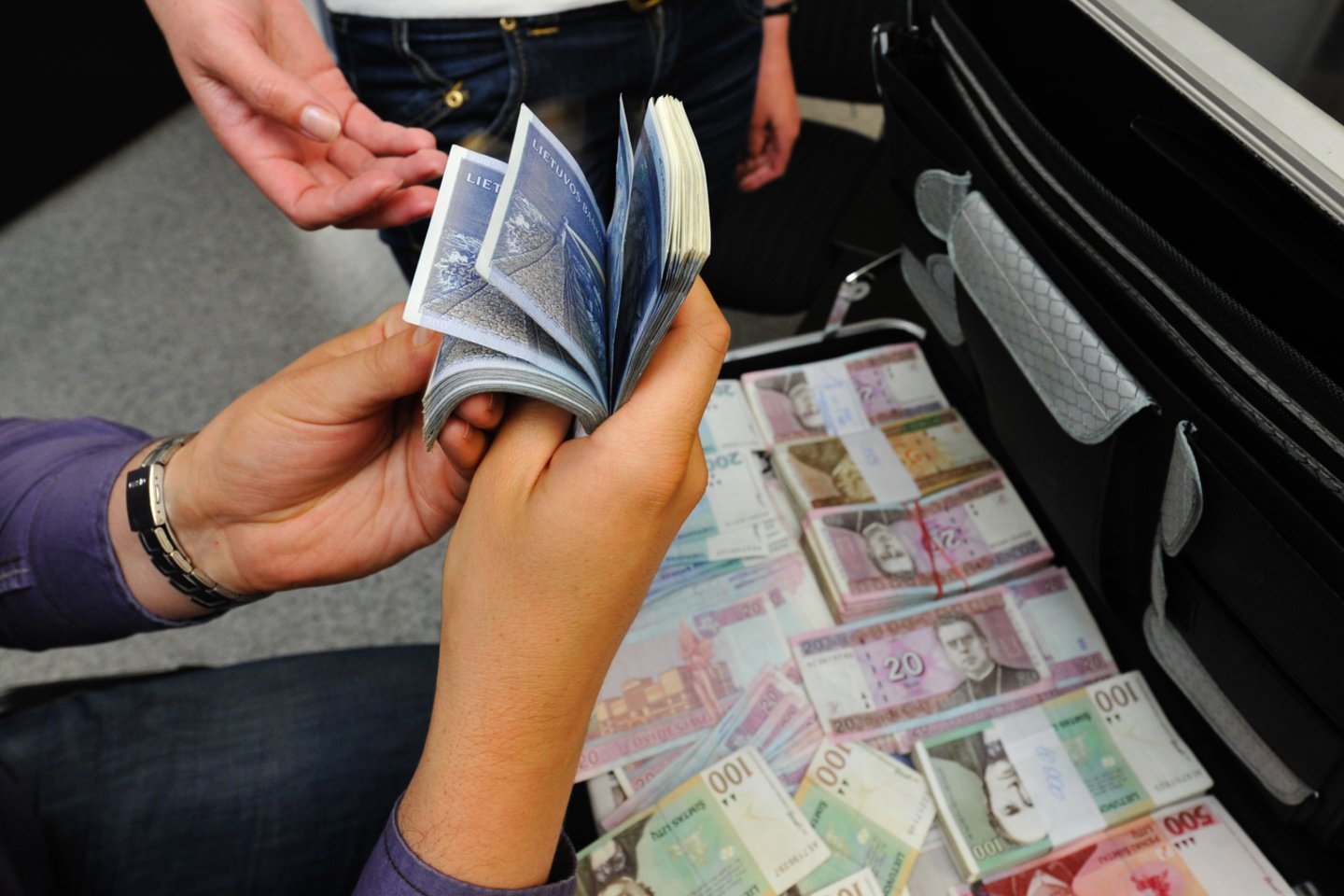 ECB dar 75 baziniais punktais padidinus palūkanas ekonomiką stabdys vis labiau, tačiau tai pinigų politikai atsilieps ne iš karto – gali prireikti iki metų.<br>V.Ščiavinsko nuotr.