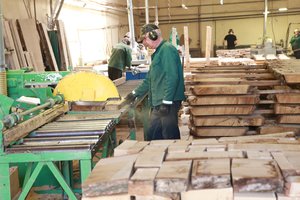 Baldų gamintojams – ypač sunkūs laikai: darbuotojų neranda net ir pakėlę algas