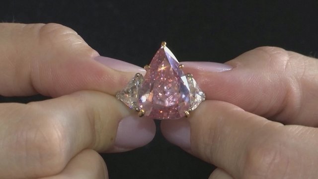 Viso pasaulio dėmesį pritraukęs deimantas – aukcione: rožinio brangakmenio vertė siekia 35 mln. JAV dolerių