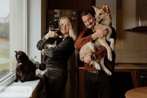 Keturis beglobius priglaudusios poros gyvenimas apsivertė aukštyn kojomis prie namų radus niekam nereikalingą katinėlį