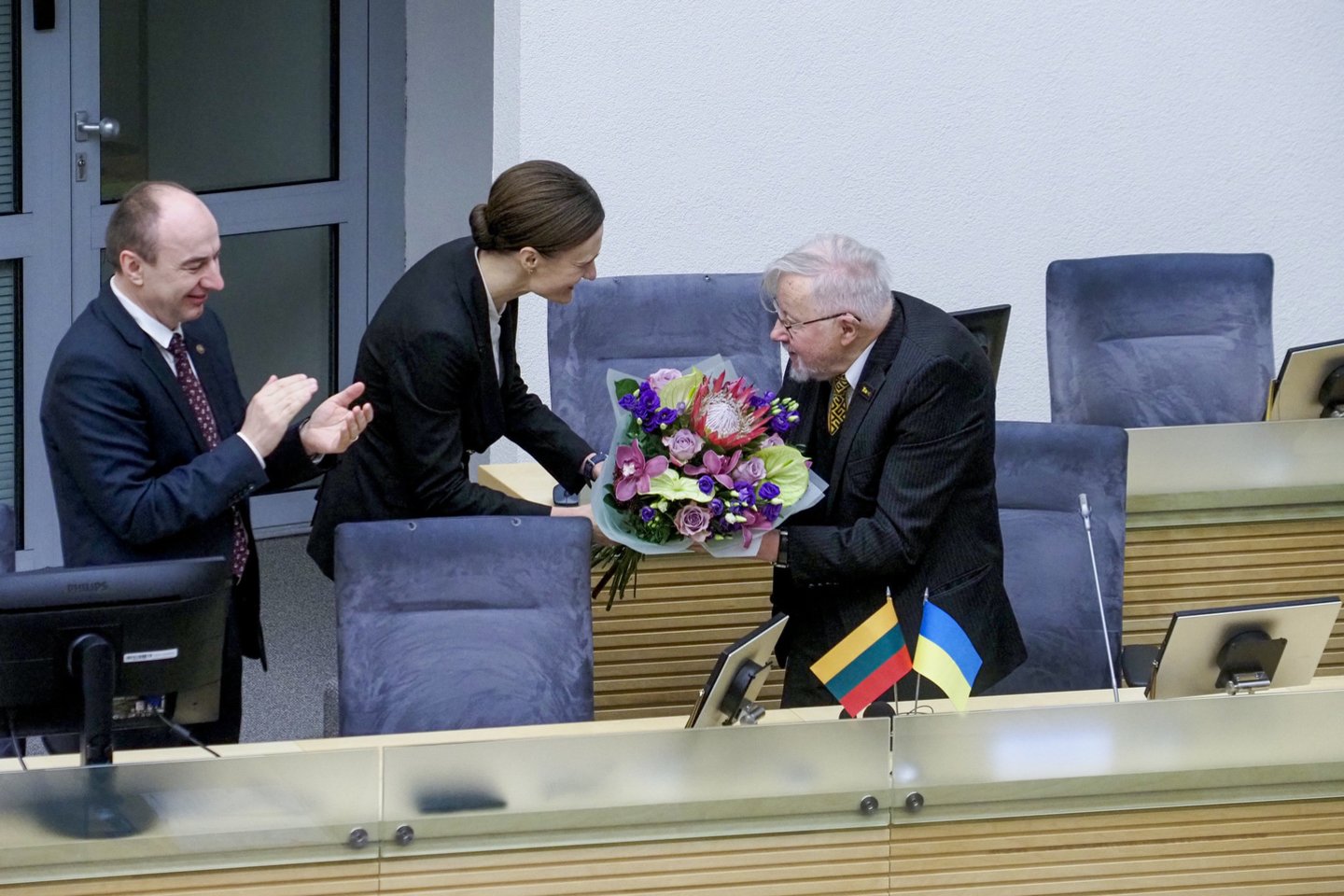  Prieš kelias savaites gimimo dieną minėjęs Lietuvos Aukščiausiosios tarybos-Atkuriamojo Seimo pirmininkas, profesorius Vytautas Landsbergis ketvirtadienį 90-osios sukakties proga iškilmingai pasveikintas ir Seime.<br> V.Ščiavinsko nuotr.