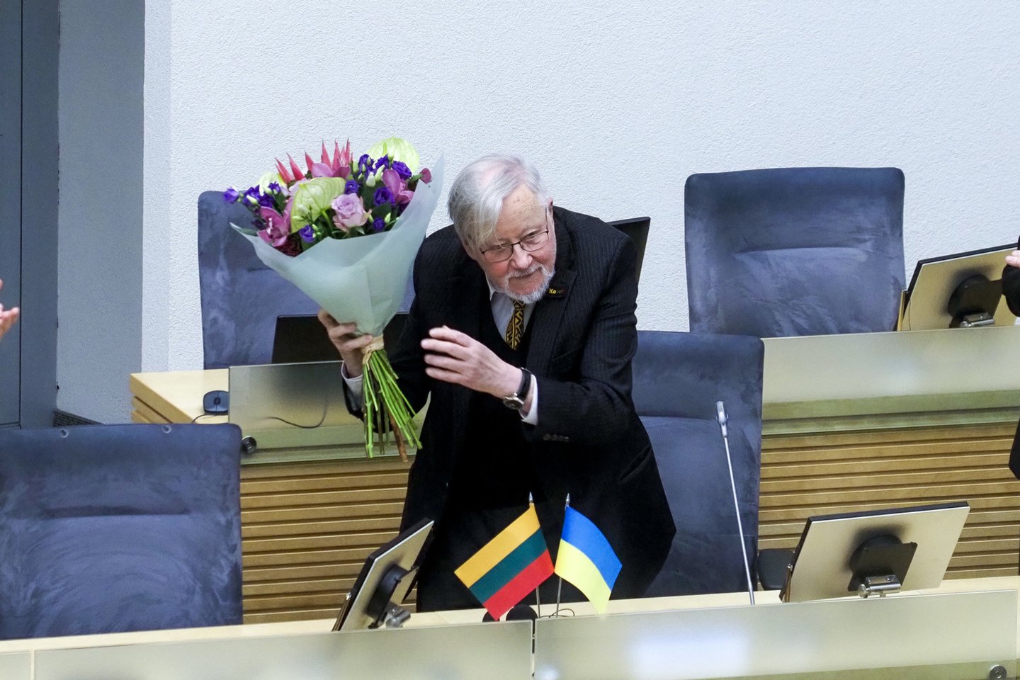  Prieš kelias savaites gimimo dieną minėjęs Lietuvos Aukščiausiosios tarybos-Atkuriamojo Seimo pirmininkas, profesorius Vytautas Landsbergis ketvirtadienį 90-osios sukakties proga iškilmingai pasveikintas ir Seime.<br> V.Ščiavinsko nuotr.