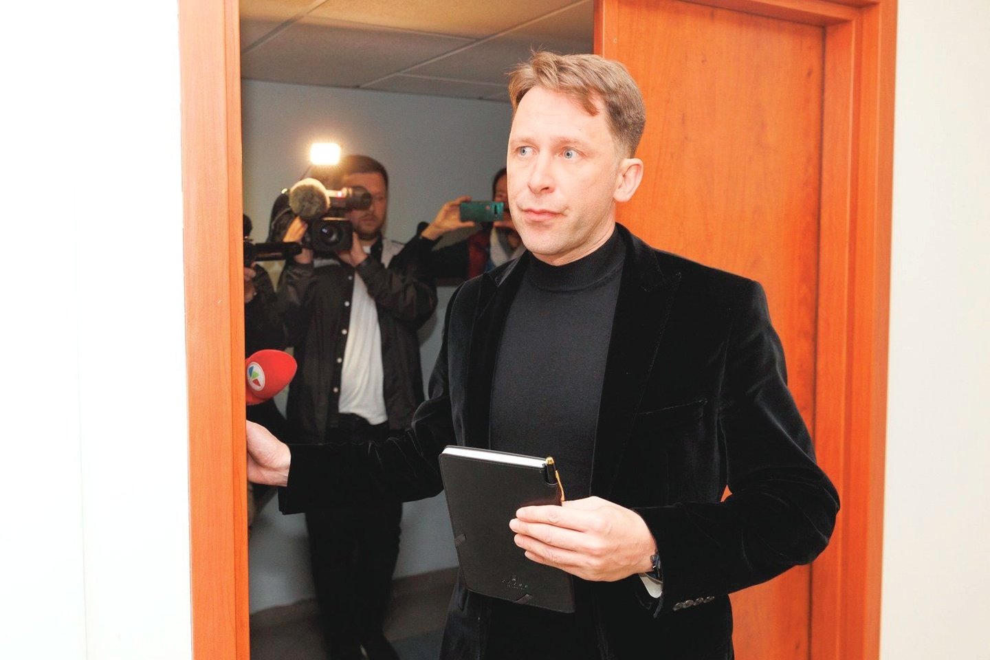 Atlikėjas E.Dragūnas prieš teismo posėdį sakė nesijaučiantis kaltas.