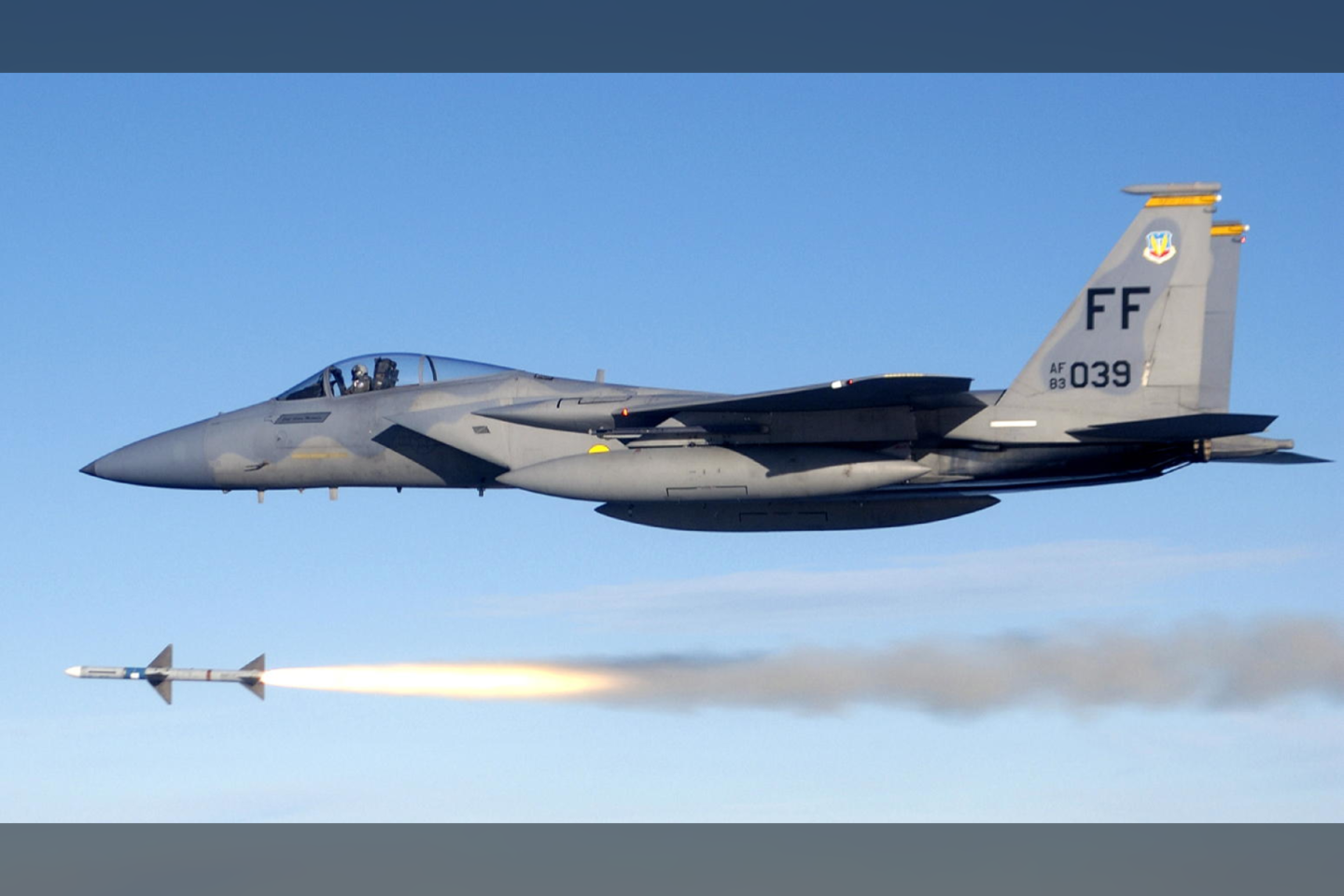  JAV karinių oro pajėgų „F-15“ iššauta raketa „AIM-7 Sparrow“.<br> Wikimedia commons