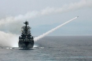 Rusija ėmėsi grasinti JK dėl tariamo Londono vaidmens atakoje prieš jos Juodosios jūros laivyną