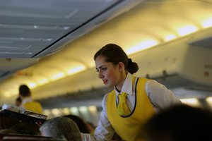 Moterį ištiko šokas pamačius, ką stiuardesė padarė sutuoktiniui: „Ar joms tai normali praktika?“