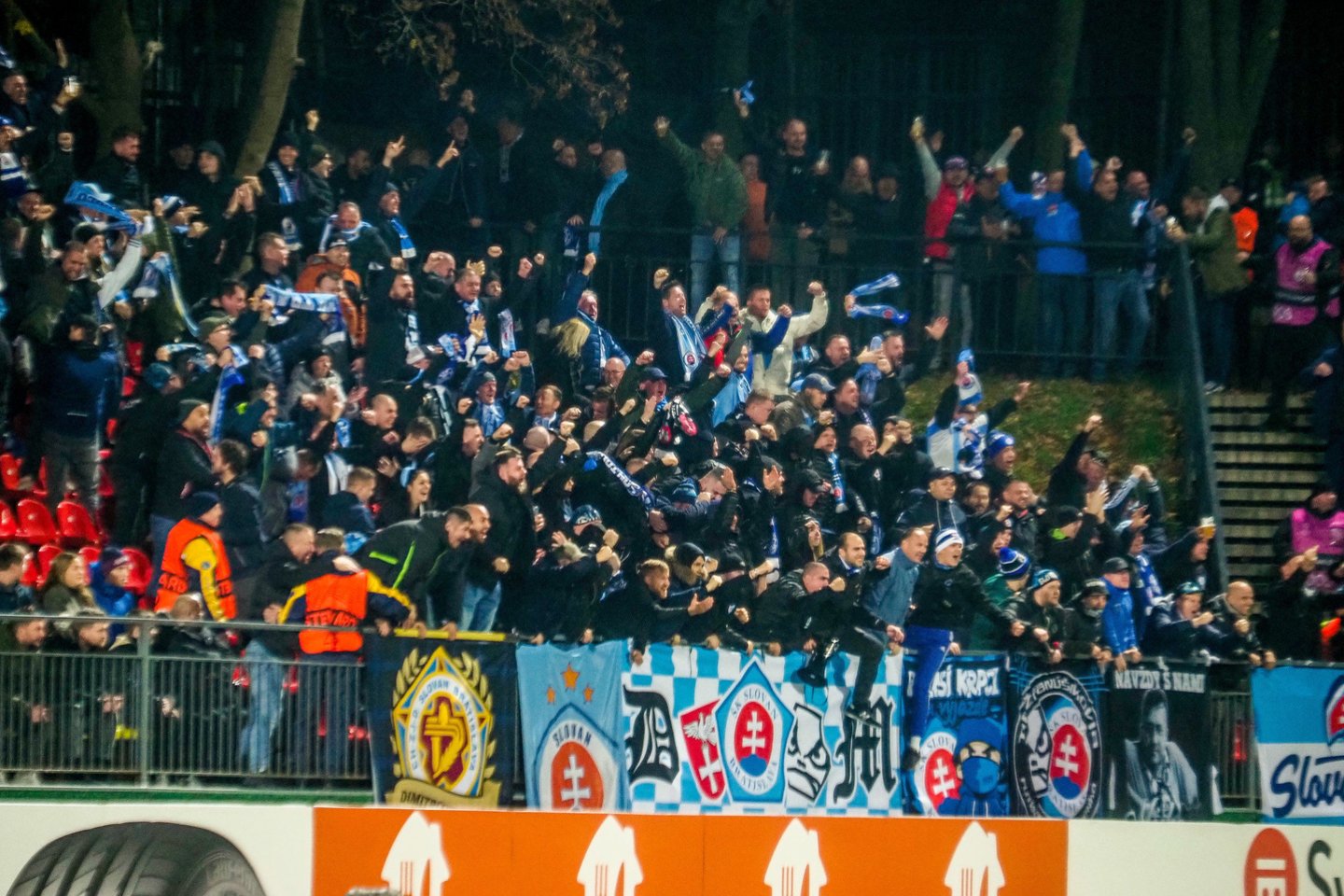 „Slovan“ treneris dėkojo savo sirgaliams už palaikymą.<br>V.Ščiavinsko nuotr.