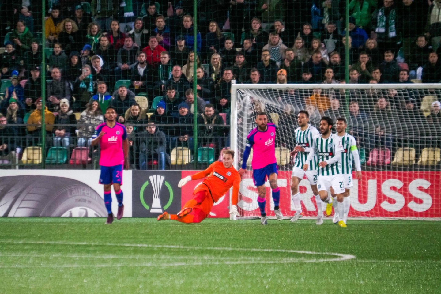 „Slovan“ treneris dėkojo savo sirgaliams už palaikymą.<br>V.Ščiavinsko nuotr.