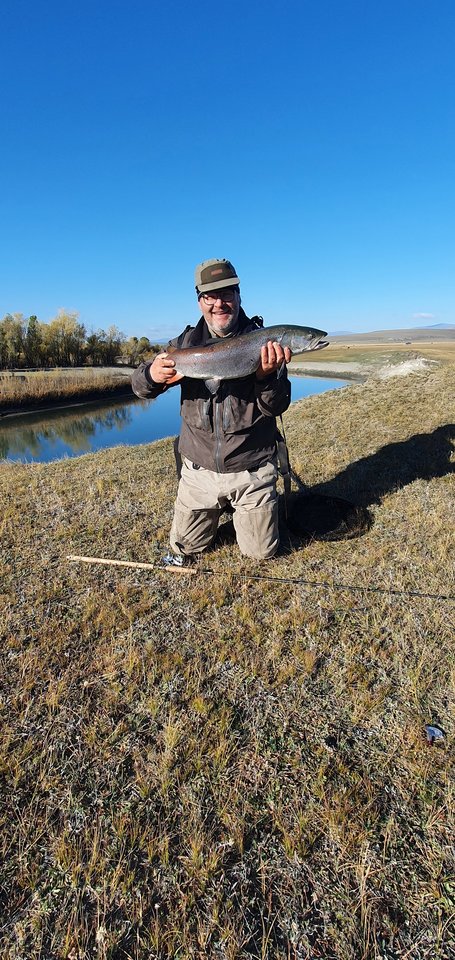  Tadas neseniai keliavo po Mongoliją, tai buvo jo pažintinė ir žvejybinė kelionė. Menininkui užkibo 3 kilogramų taimenis.<br> Asmeninio archyvo nuotr.