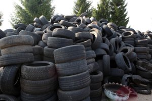 Vairuotojai turi pasirūpinti ne tik žieminių padangų keitimu: ar žinote kur padėti senas padangas?