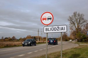 Gyventojai nesijaučia saugūs: pro kaimą švilpia leistiną greitį viršijantys automobiliai