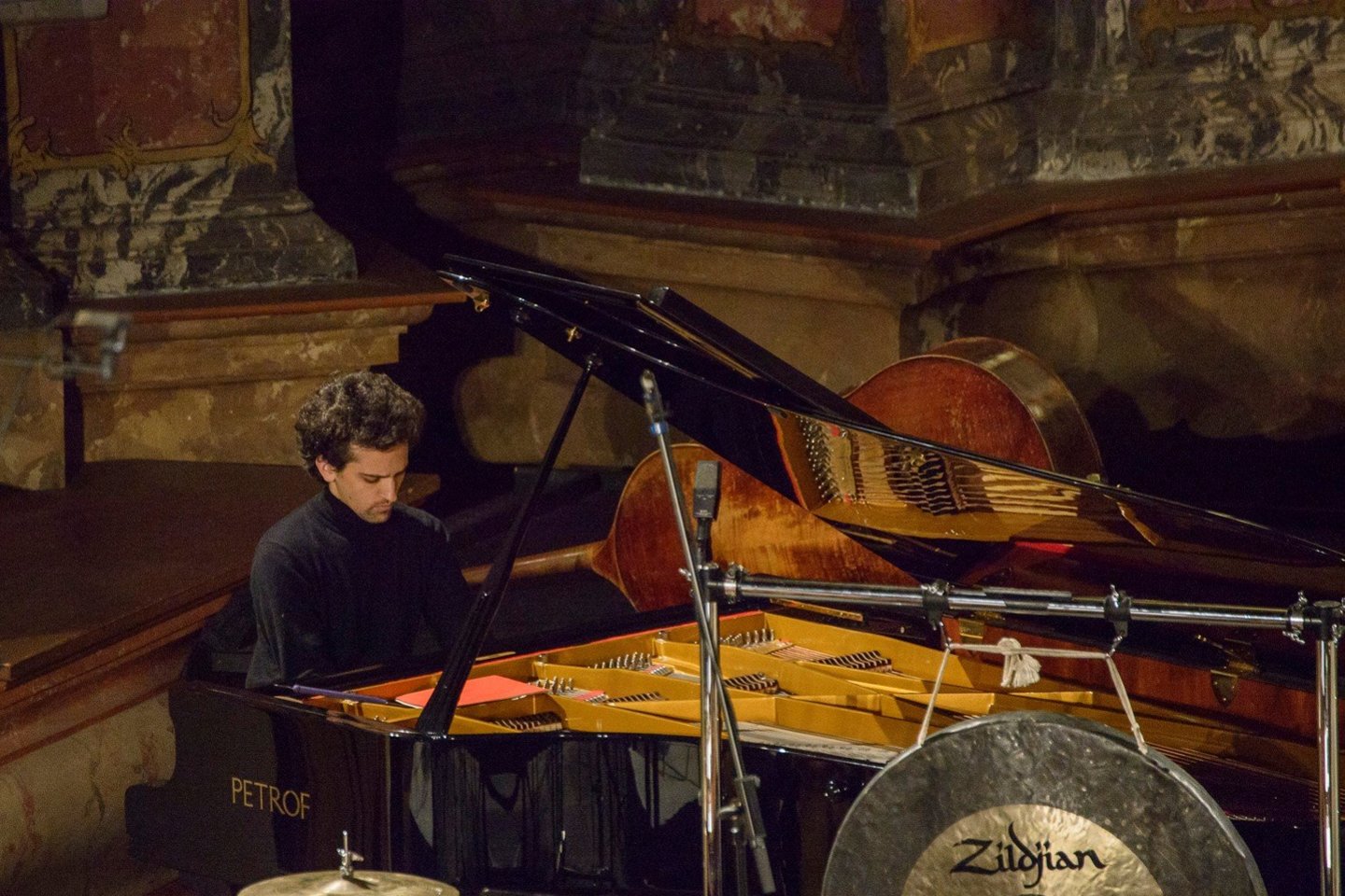  Šv.Kotrynos bažnyčioje Vilniuje kompozitoriaus S.Sciarrino kūrybą pristatė šiuolaikinės muzikos ansamblis „Icarus“ iš Italijos. 