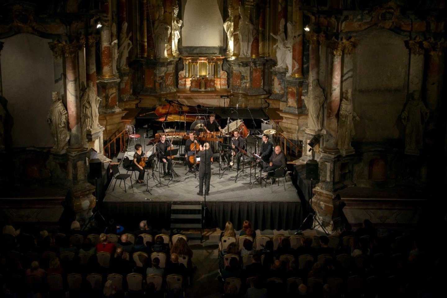  Šv.Kotrynos bažnyčioje Vilniuje kompozitoriaus S.Sciarrino kūrybą pristatė šiuolaikinės muzikos ansamblis „Icarus“ iš Italijos. 