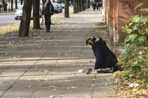 Parduotuvių prieigos – tarsi medžioklės plotai: atskleidė, kaip kovoja su išmaldos prašytojais
