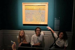Klimato aktyvistai Romoje apipylė žirnių sriuba V. van Gogho paveikslą