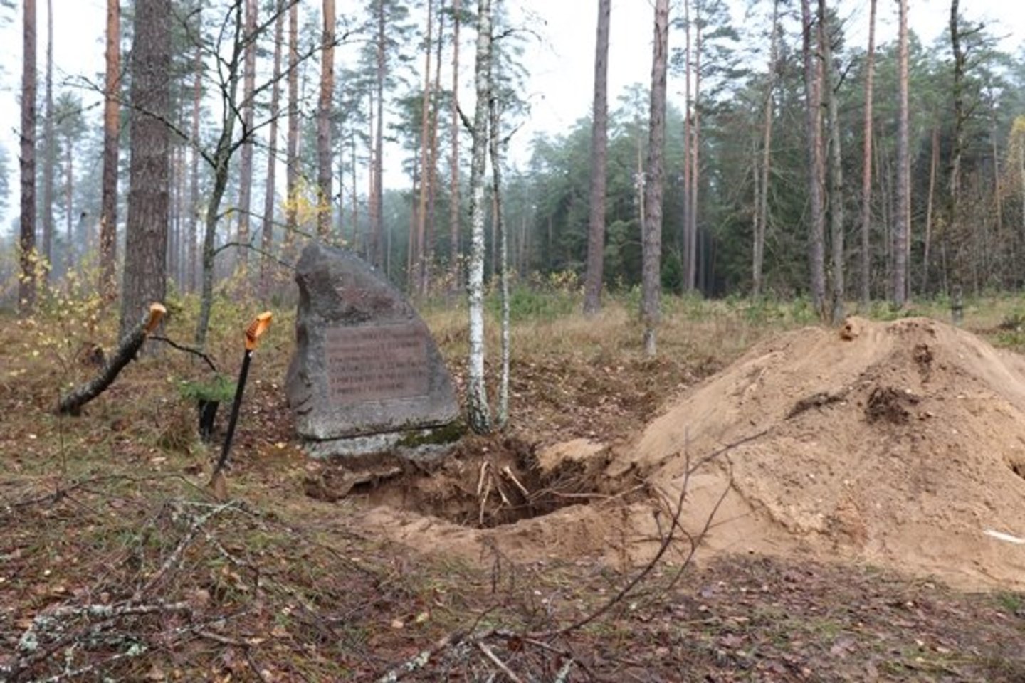  Ardant paminklą sovietų partizanams atminti Jurbarko r. rasta žmogaus kaulų.<br> jurbarkosviesa.lt nuotr.