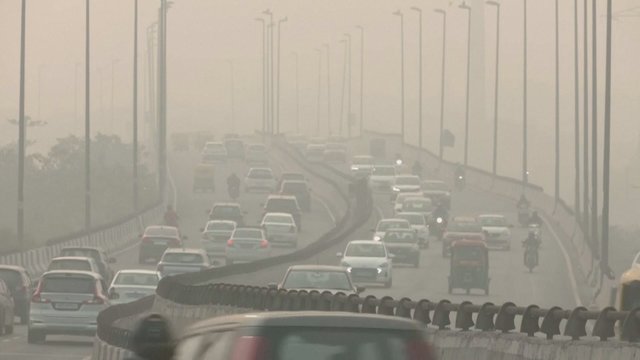 Aplinkosaugininkai Indijoje skambina pavojaus varpais: dėl miestą dusinančio smogo bus uždarytos mokyklos