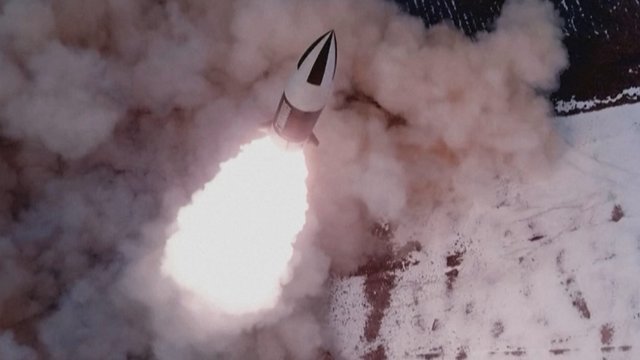 Šiaurės Korėja tęsia bauginančių veiksmų virtinę: paleido keturias trumpojo nuotolio balistines raketas 