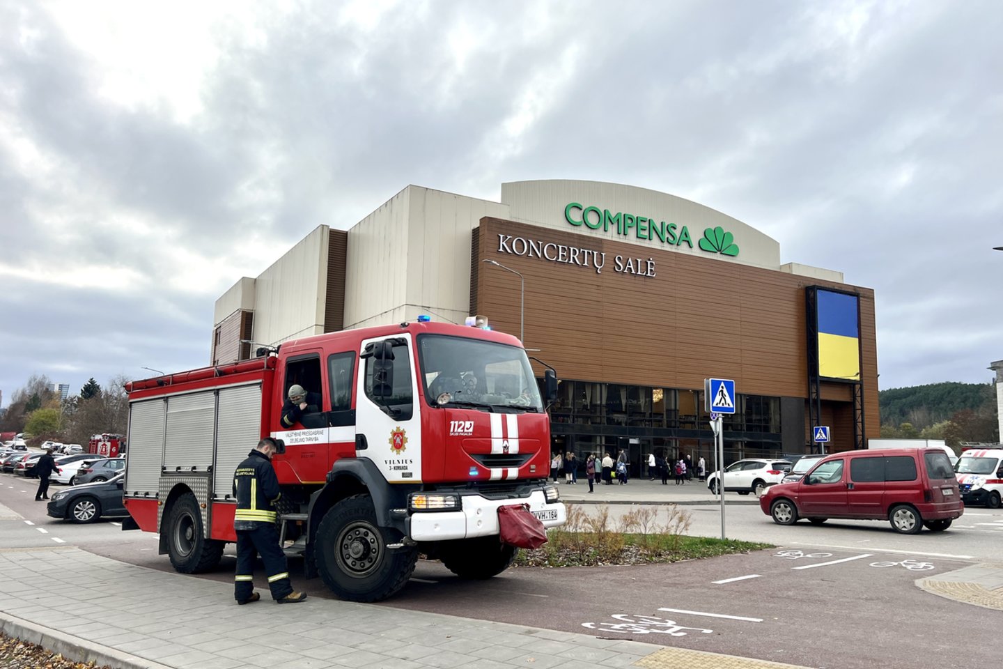 Vilniaus ugniagesiai sukelti ant kojų – pranešta apie gaisrą koncertų salėje „Compensa“.