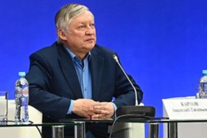 Nuo Dūmos laiptų visiškai girtas kritęs buvęs pasaulio šachmatų čempionas A. Karpovas merdi – kalbama apie jo mirtį