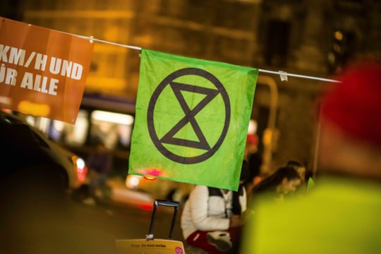 Madride aktyvistai prisiklijavo rankas prie F. Goya paveikslų rėmų