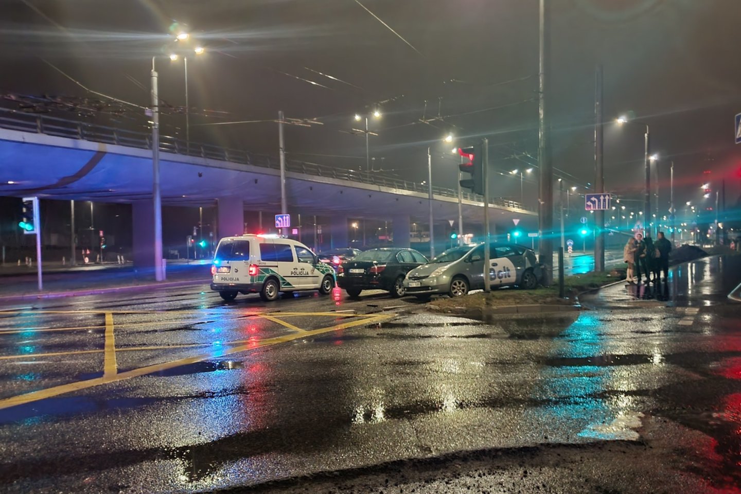 Per avariją naktiniame Vilniuje nukentėjo du žmonės.<br> Lrytas.lt nuotraukos