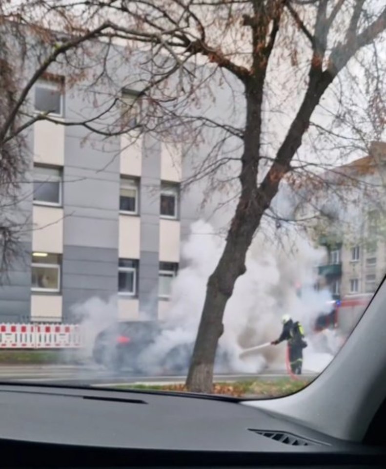  Vilniaus Naujamiestyje važiuodamas užsiliepsnojo ir sudegė automobilis „Audi“.<br> Stop kadras iš vaizdo medžiagos