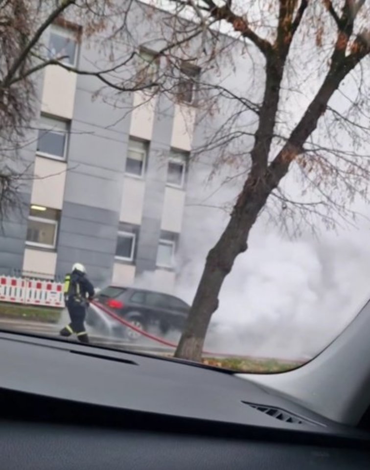  Vilniaus Naujamiestyje važiuodamas užsiliepsnojo ir sudegė automobilis „Audi“.<br> Stop kadras iš vaizdo medžiagos