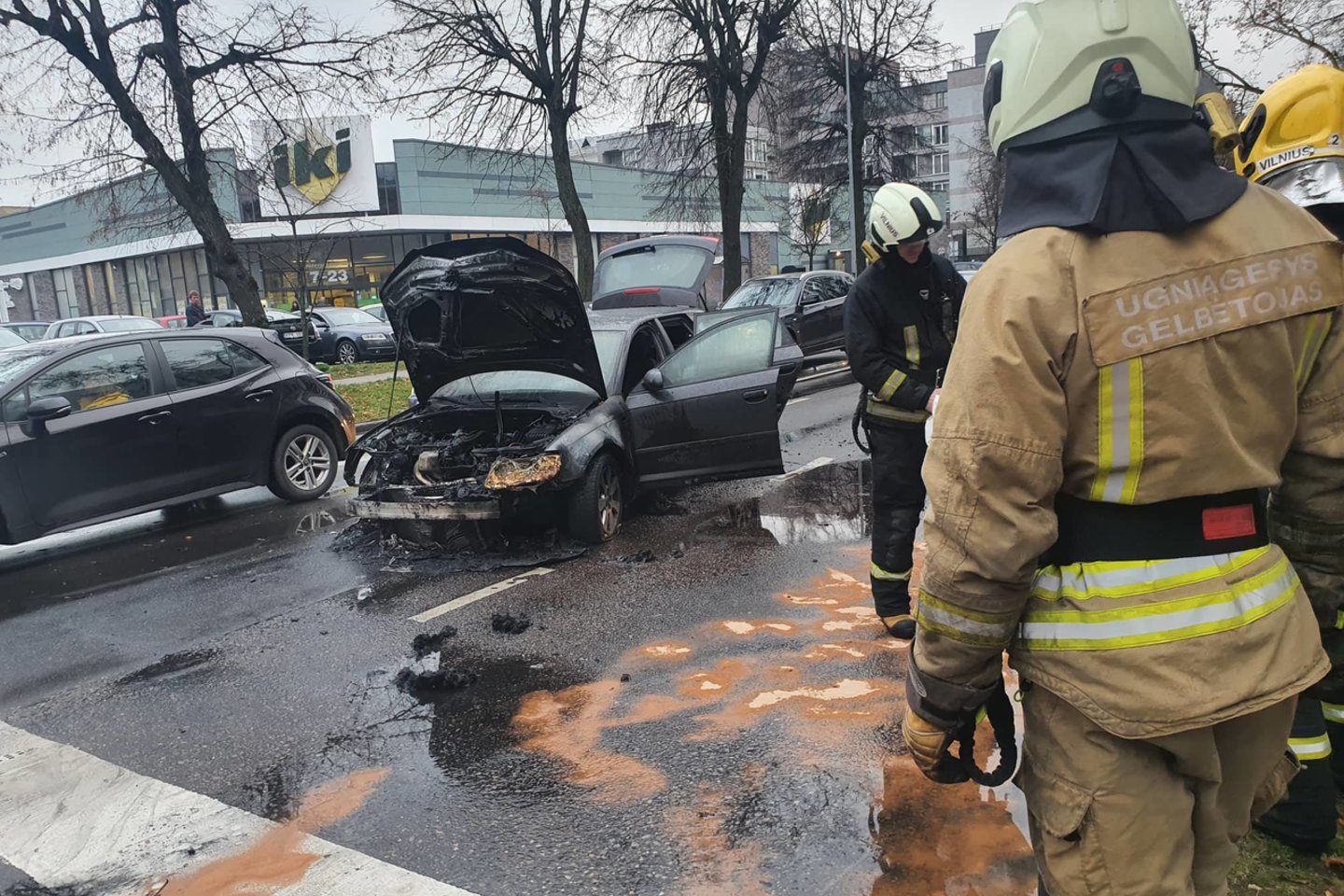  Vilniaus Naujamiestyje važiuodamas užsiliepsnojo ir sudegė automobilis „Audi“.<br> Lrytas.lt nuotr.