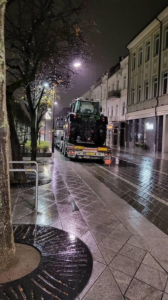 Sekmadienį „Kas vyksta Kaune“ pasiekė labai neįprasti atvaizdai iš pagrindinės miesto pėsčiųjų gatvės.<br>Skaitytojo nuotr.