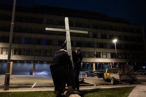 Nepatenkinti politikų darbu naktį ūkininkai prie ŽUM pastatė kryžių