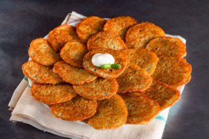 Kepdami bulvinius blynus nepamirškite vienos gudrybės – mėgausitės puikiu skoniu ir traškia plutele