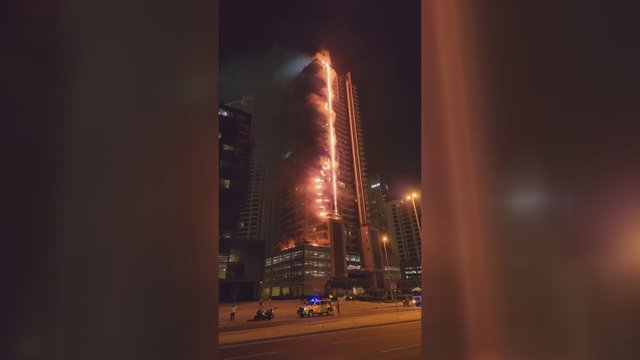 Užfiksavo gaisrą šalia viso pasaulio turistų pamėgto dangoraižio: įvykio priežastys neaiškios