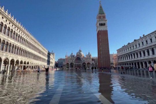 Šv. Morkaus aikštė Venecijoje vėl apsemta: bazilikos vidų padėjo apsaugoti įrengti barjerai