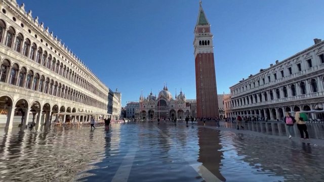 Šv. Morkaus aikštė Venecijoje vėl apsemta: bazilikos vidų padėjo apsaugoti įrengti barjerai