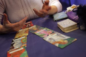 Būrėja ir magijos mokytoja iš Raseinių pusmetį mulkino klientę