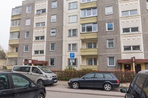 Susikibo dėl neįgaliesiems įrengtų vietų: daugiabučio gyventojai guodžiasi neturintys kur statyti automobilių